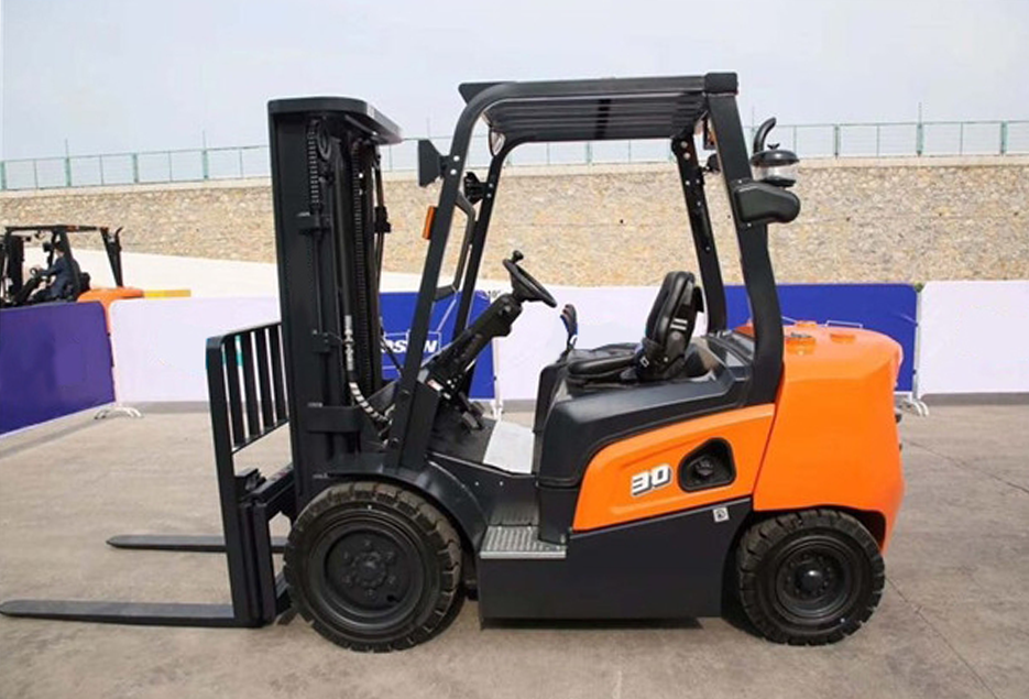 What are the main components of forklifts?