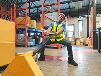 What is the reason why manual hydraulic forklifts cannot be lifted?